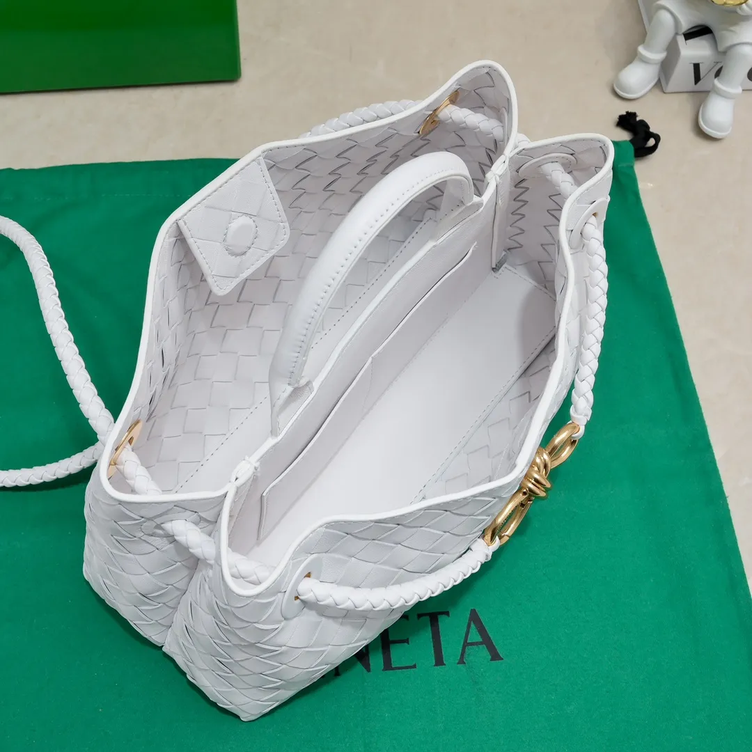 Batch 1960 #Bottega Veneta new horizontal Andiamo handbag, many stars have the same style 🎈 Classic full-body leather weaving with golden rope buckle, stable and chic enough [proud] The whole body is made of Nappa sheep leather, comfortable, soft and dynamic. The sliding metal rope buckle can adjust the shoulder strap, single shoulder / handbag / crossbody, multiple carrying methods, large bag capacity, suitable for commuting / daily / travel This bag is divided into small/medium/large sizes. There is always one that suits you, so take me with you🎀🎀 Size: 29x18x10 Model: 6463#